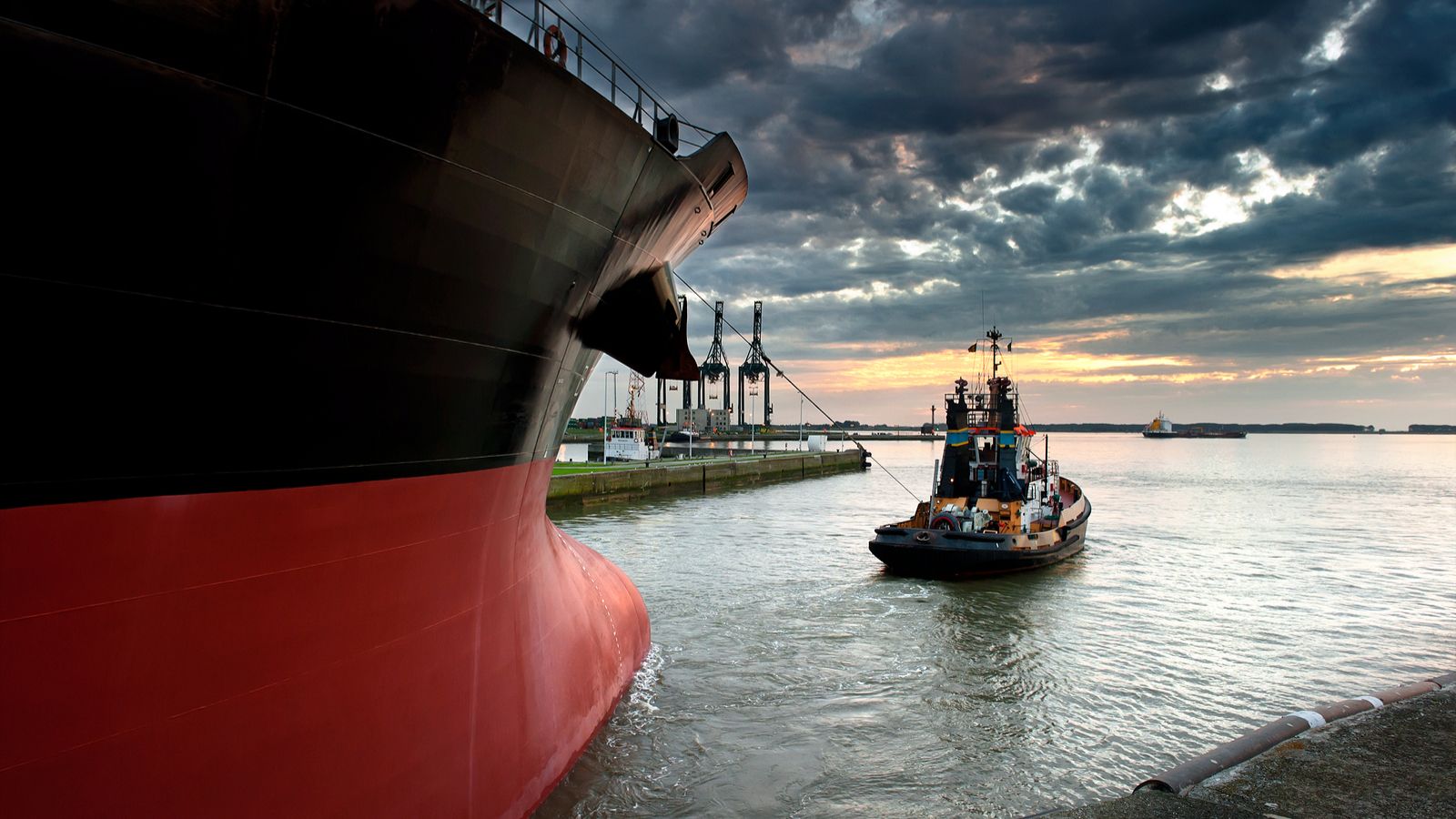 1600 x 900 tug boat