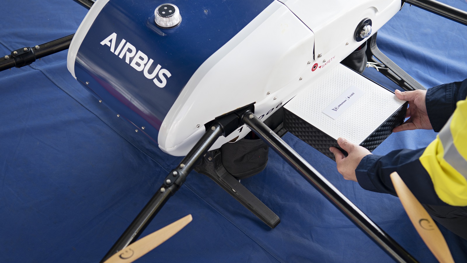 1600x900 Wilhelmsen - 3D printed parcel loading into Airbus Skyways Drone
