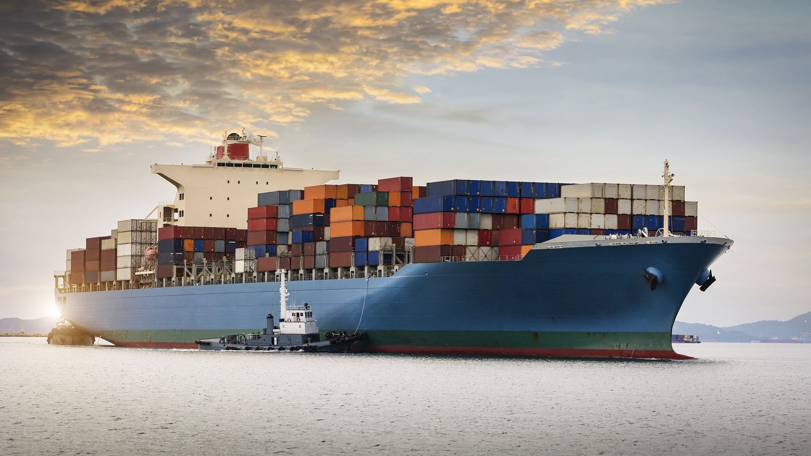 1600 x 900 container vessel