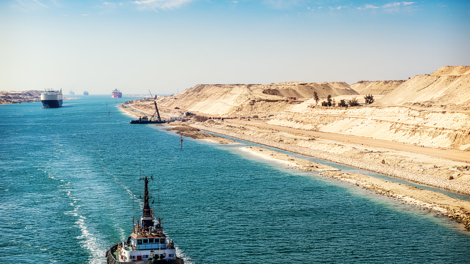 1600 x 900 Suez Canal - tug