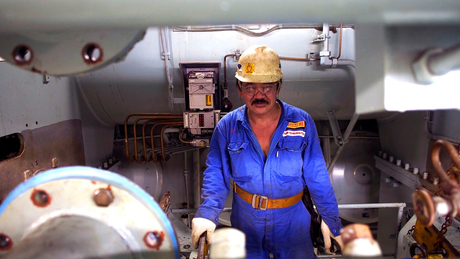 1600x900 Crew in engine room