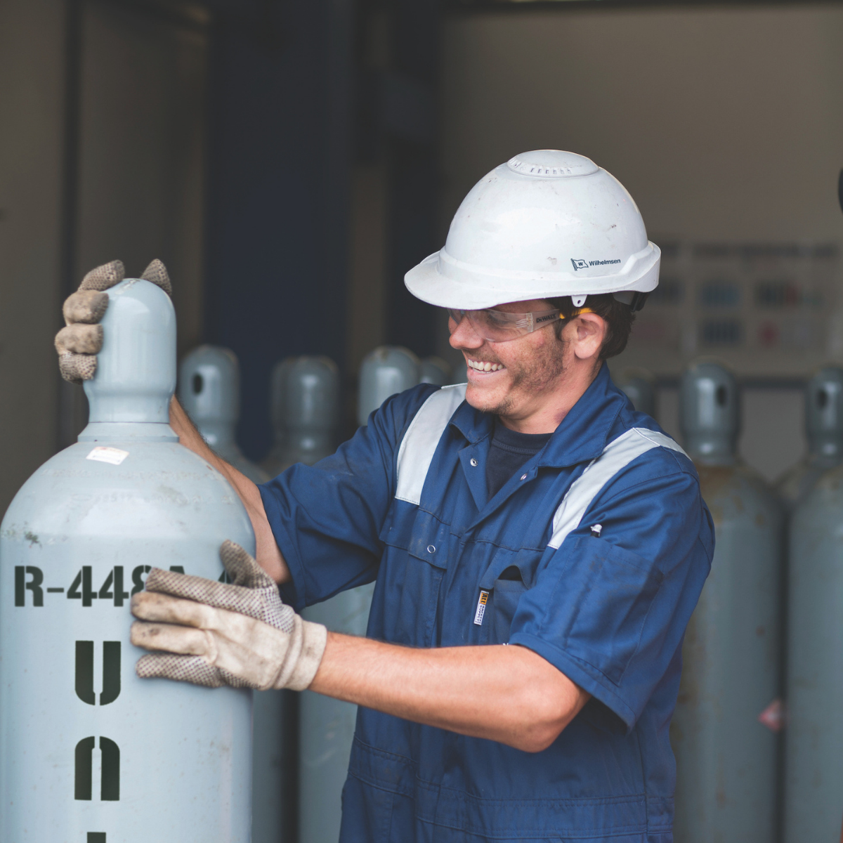 Wilhelmsen staff handling Unitor cylinder