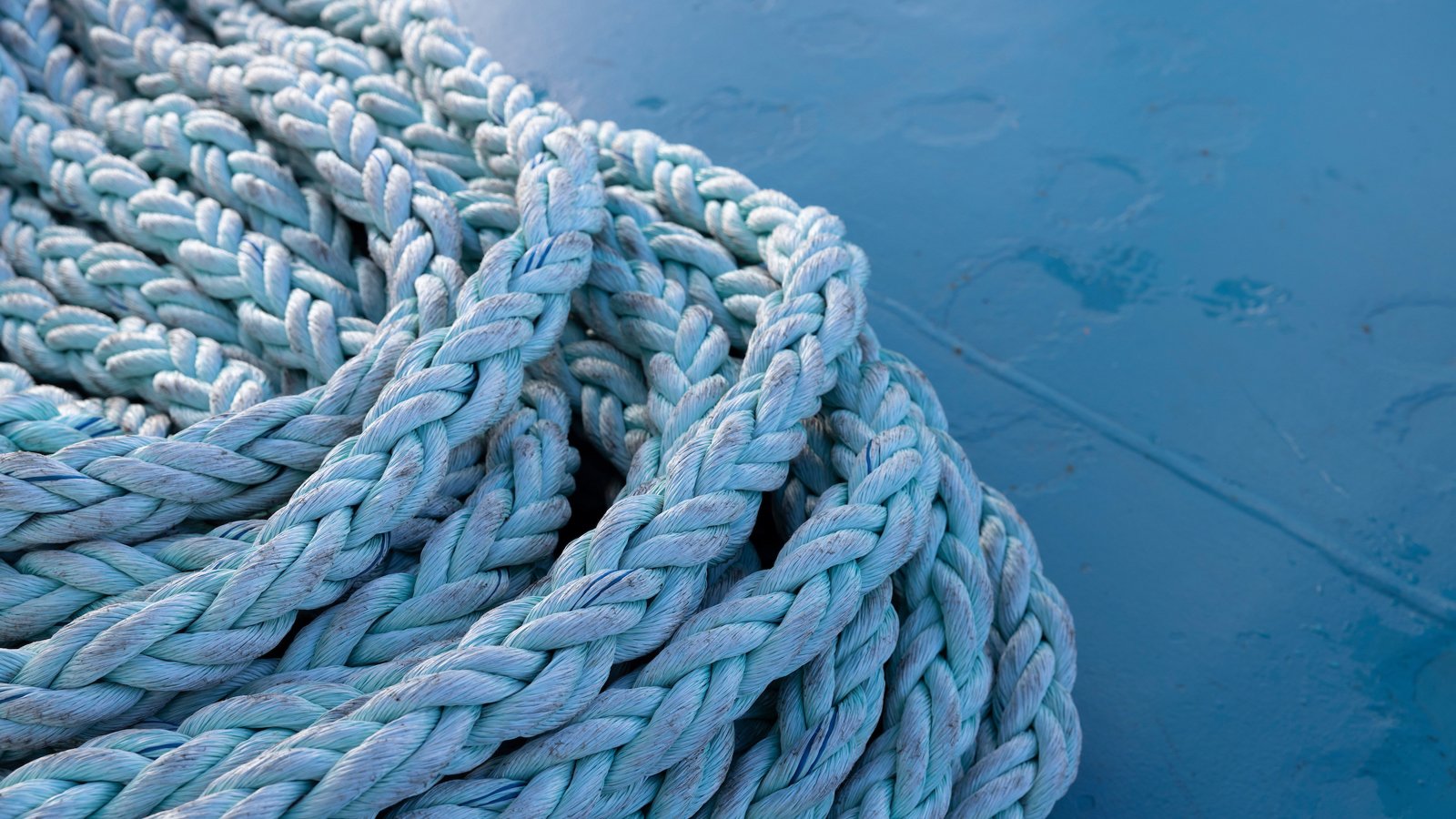 mooring-ropes-on-deck mooring-ropes-on-deck